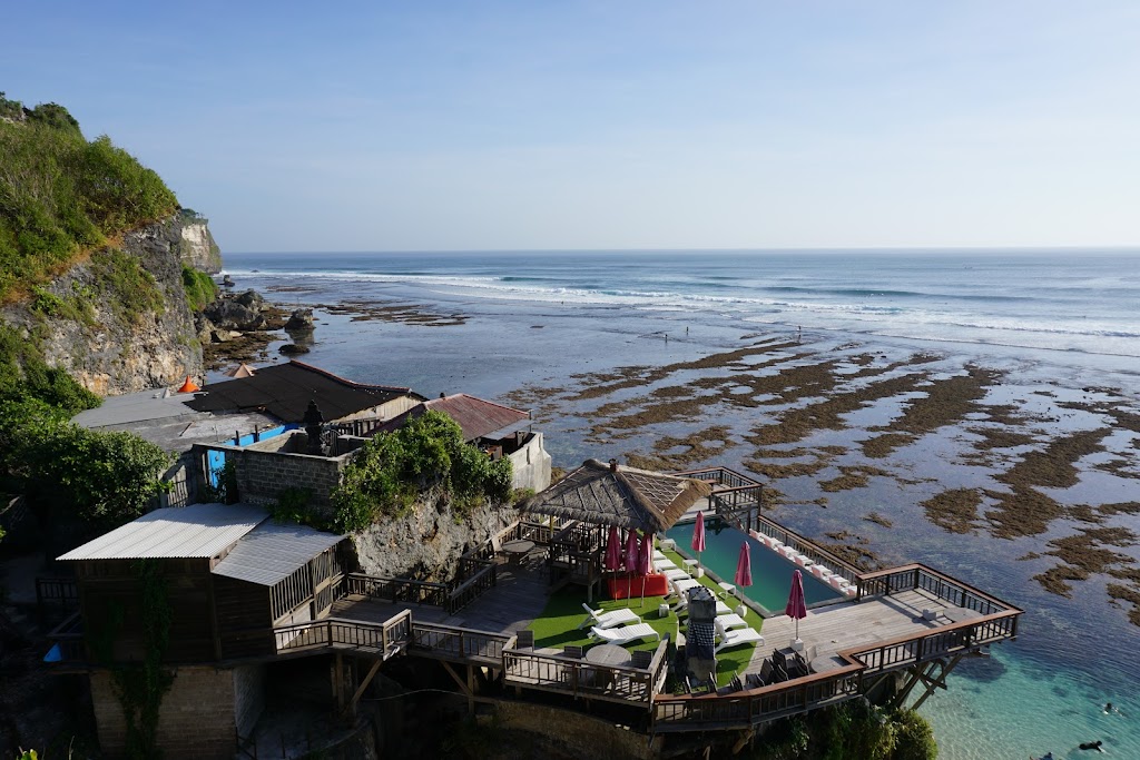 नयनरम्य बाली – भाग ३ – उलूवातूचा रम्य सूर्यास्त Beautiful Bali – Part 3 – The picturesque sunset of Uluwatu