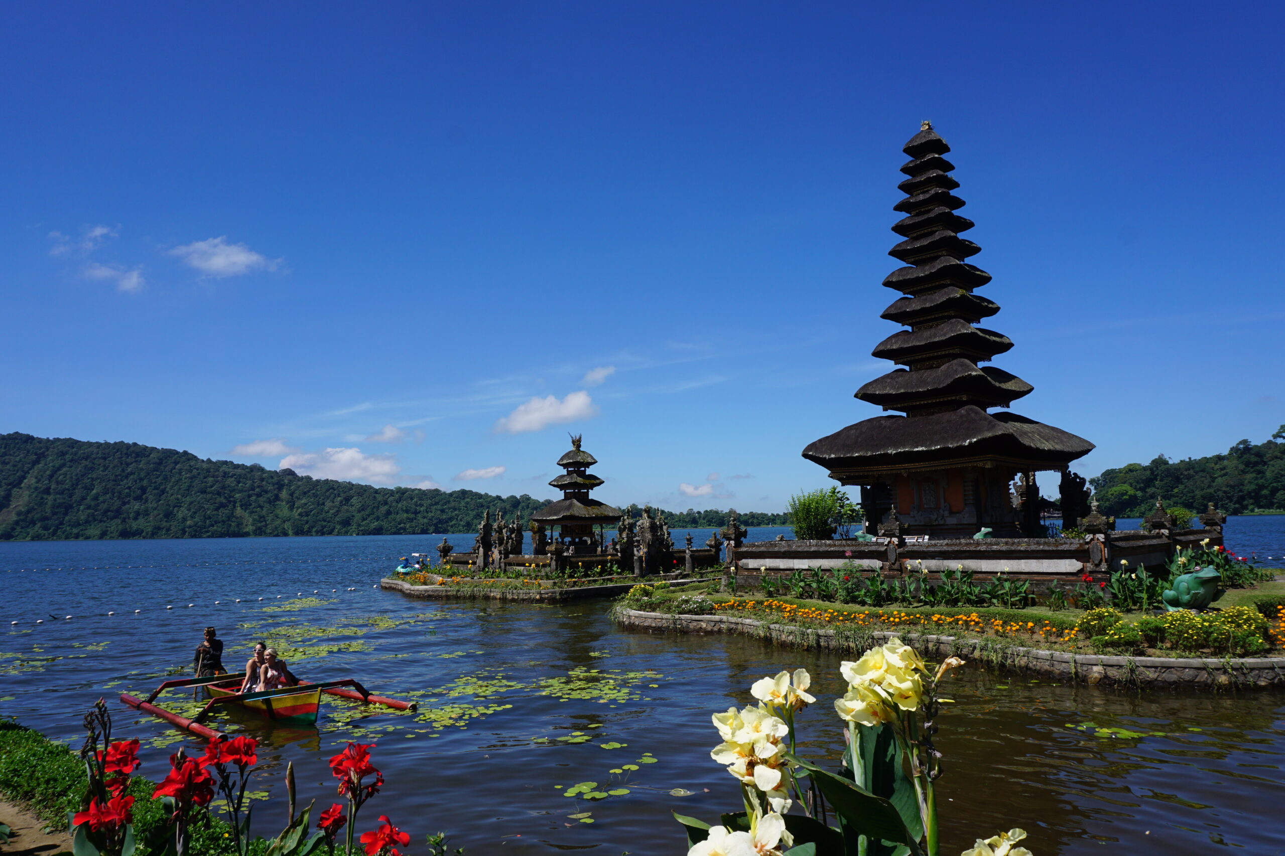 नयनरम्य बाली – भाग ८ – उलून दानू मंदिर आणि सेकंपुल धबधबा Beautiful Bali – Part 8 – Ulun Danu temple and Sekempul waterfall